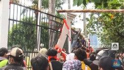Demo Darurat Indonesia: Mahasiswa Rusak Pagar Gedung DPR RI