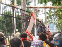 Demo Darurat Indonesia: Mahasiswa Rusak Pagar Gedung DPR RI