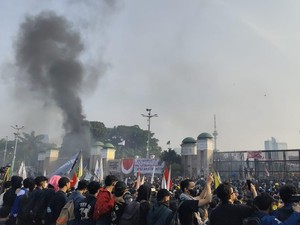 Demo di DPR Terkini: Ada yang Lempar Batu, Water Cannon Semprotkan Air