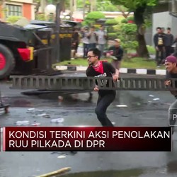 Video: Demo di DPR Makin Ricuh, Polisi Tembakkan Water Canon ke Massa
