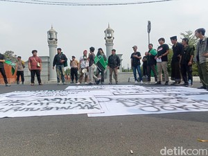 Demo soal UU Pilkada, HMI Blokade Jalan KH Abdul Halim Majalengka
