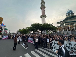 Demo Tolak Revisi UU Pilkada, Mahasiswa Kediri Sebut DPR Penjahat!