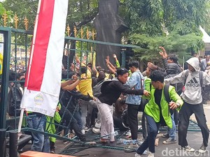 Demo Tolak RUU Pilkada di Semarang Memanas, Massa Jebol Pagar DPRD Jateng