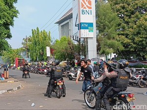 Polisi Pukul Mundur Massa Aksi Tolak RUU Pilkada Semarang
