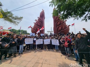 Aksi Darurat Demokrasi Digelar di Depan DPRD Jatim, Ribuan Personel Siaga