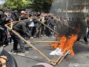 Demo Rakyat Gugat Negara di Bandung, Massa Bakar Baliho Partai