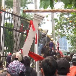 Video: Detik-Detik Pagar DPR Dijebol Massa Aksi Tolak RUU Pilkada