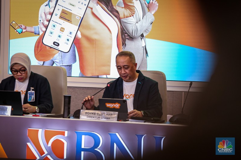 (Kiri - kanan) Direktur Retail Banking Bank Negara Indonesia (BNI), Corina Leyla Karnalies, Direktur Utama Bank Negara Indonesia (BNI), Royke Tumilaa dan Direktur Finance Bank Negara Indonesia (BNI), Novita Widya Anggraini dalam Press Conference Paparan Kinerja Semester 1 di Ballroom BNI, Jakarta, Kamis (22/8/2024). (CNBC Indonesia/Tias Budiarto)