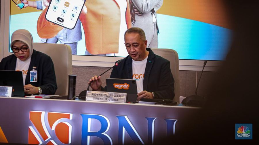 Direktur Utama Bank Negara Indonesia (BNI), Royke Tumilaar dalam Press Conference Paparan Kinerja Semester 1 di Ballroom BNI, Jakarta, Kamis (22/8/2024). (²©²ÊÍøÕ¾/Tias Budiarto) Direktur Utama Bank Negara Indonesia (BNI), Royke Tumilaar dalam Press Conference Paparan Kinerja Semester 1 di Ballroom BNI, Jakarta, Kamis (22/8/2024). (²©²ÊÍøÕ¾/Tias Budiarto)