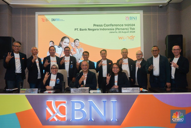 (Kiri - kanan) Direktur Retail Banking Bank Negara Indonesia (BNI), Corina Leyla Karnalies, Direktur Utama Bank Negara Indonesia (BNI), Royke Tumilaa dan Direktur Finance Bank Negara Indonesia (BNI), Novita Widya Anggraini dalam Press Conference Paparan Kinerja Semester 1 di Ballroom BNI, Jakarta, Kamis (22/8/2024). (CNBC Indonesia/Tias Budiarto) (Kiri - kanan) Direktur Retail Banking Bank Negara Indonesia (BNI), Corina Leyla Karnalies, Direktur Utama Bank Negara Indonesia (BNI), Royke Tumilaa dan Direktur Finance Bank Negara Indonesia (BNI), Novita Widya Anggraini dalam Press Conference Paparan Kinerja Semester 1 di Ballroom BNI, Jakarta, Kamis (22/8/2024). (CNBC Indonesia/Tias Budiarto)