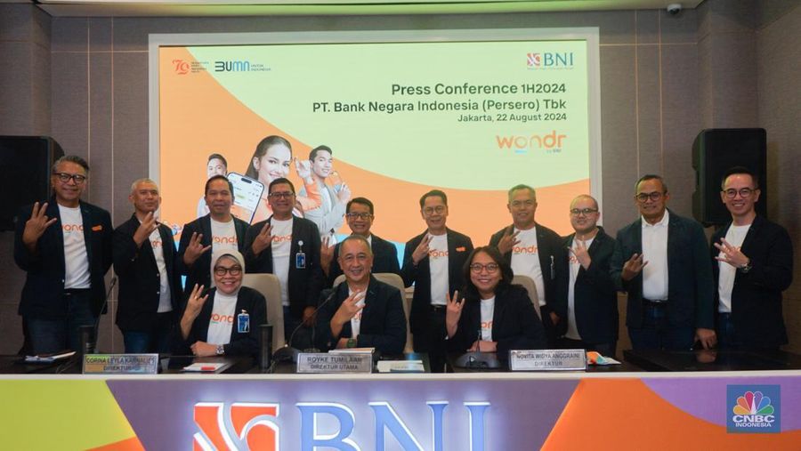 (Kiri - kanan) Direktur Retail Banking Bank Negara Indonesia (BNI), Corina Leyla Karnalies, Direktur Utama Bank Negara Indonesia (BNI), Royke Tumilaa dan Direktur Finance Bank Negara Indonesia (BNI), Novita Widya Anggraini dalam Press Conference Paparan Kinerja Semester 1 di Ballroom BNI, Jakarta, Kamis (22/8/2024). (CNBC Indonesia/Tias Budiarto)