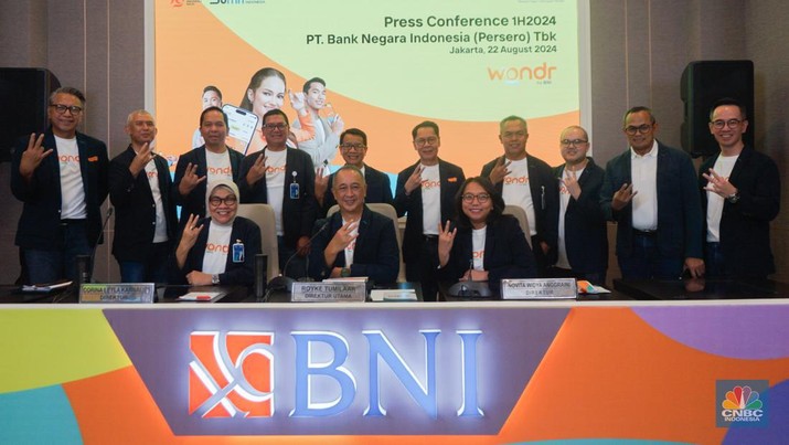 Foto bersama saat Press Conference Paparan Kinerja Semester 1 di Ballroom BNI, Jakarta, Kamis (22/8/2024). (CNBC Indonesia/Tias Budiarto)