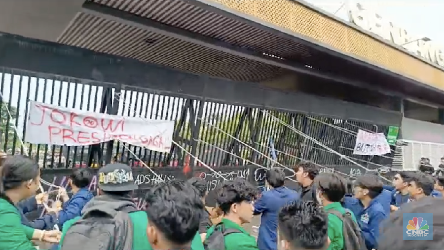Gerbang belakang gedung DPR/MPR RI jebol oleh aksi massa. (CNBC Indonesia/Rosseno Aji)