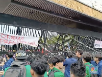 Gerbang Belakang Roboh, Massa Demo Coba Masuk Gedung DPR