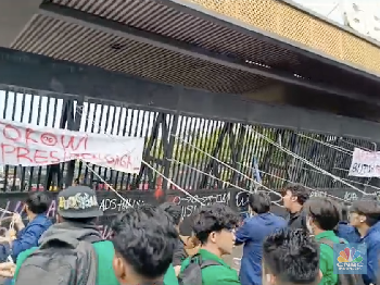 Gerbang Belakang Roboh, Massa Demo Coba Masuk Gedung DPR