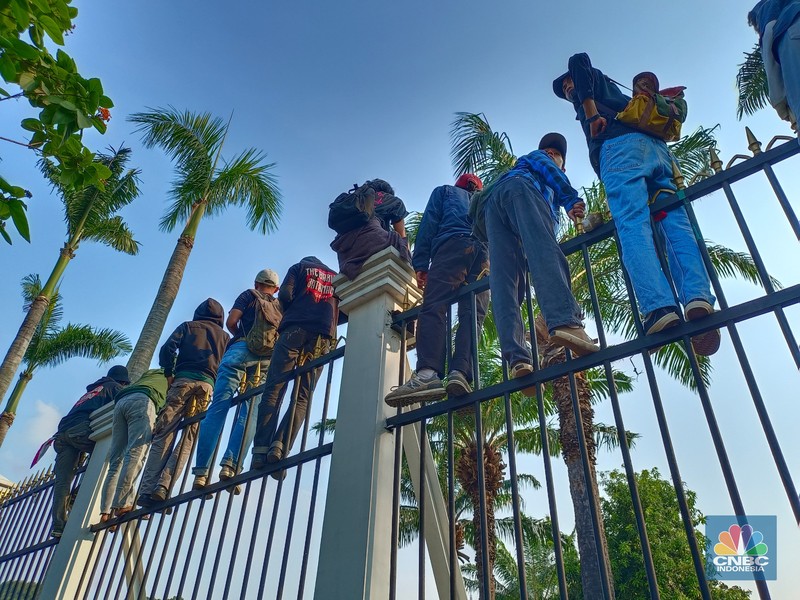 Gerbang belakang gedung DPR/MPR RI jebol oleh aksi massa, Kamis (22/8/2024). (CNBC Indonesia/Martya Rizky) Gerbang belakang gedung DPR/MPR RI jebol oleh aksi massa, Kamis (22/8/2024). (CNBC Indonesia/Martya Rizky)