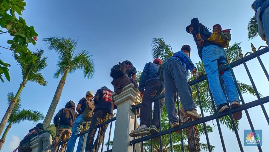 Gerbang belakang gedung DPR/MPR RI jebol oleh aksi massa, Kamis (22/8/2024). (CNBC Indonesia/Martya Rizky)
