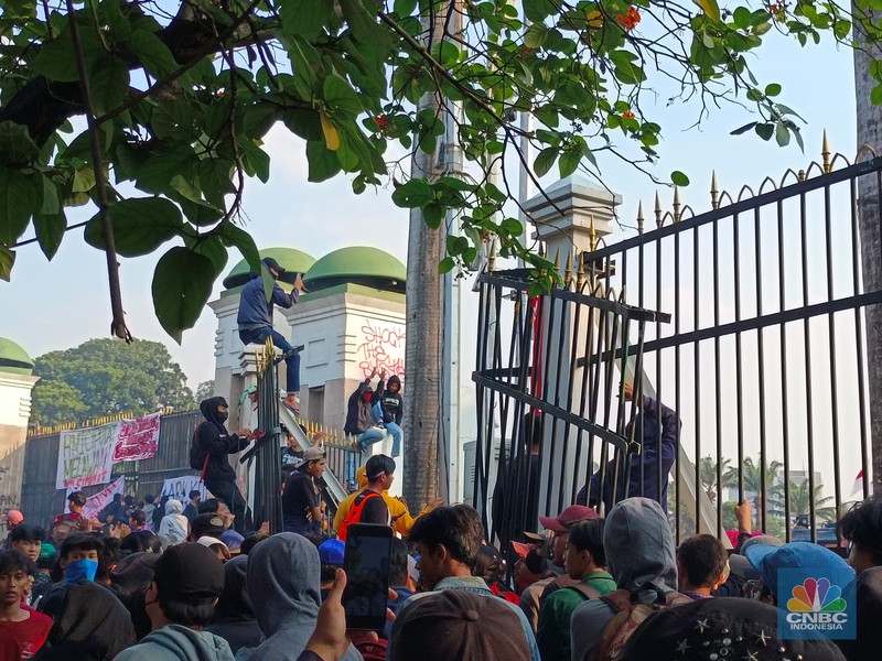 Gerbang belakang gedung DPR/MPR RI jebol oleh aksi massa, Kamis (22/8/2024). (CNBC Indonesia/Martya Rizky) Gerbang belakang gedung DPR/MPR RI jebol oleh aksi massa, Kamis (22/8/2024). (CNBC Indonesia/Martya Rizky)
