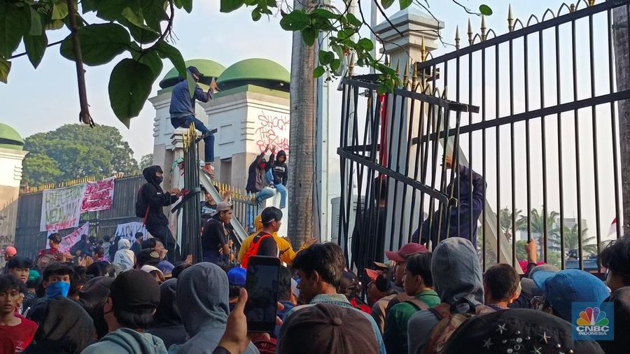 Gerbang belakang gedung DPR/MPR RI jebol oleh aksi massa, Kamis (22/8/2024). (CNBC Indonesia/Martya Rizky)