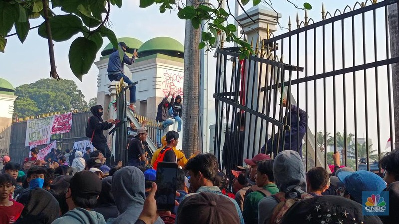 Gerbang belakang gedung DPR/MPR RI jebol oleh aksi massa, Kamis (22/8/2024). (CNBC Indonesia/Martya Rizky)