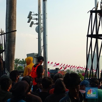 Detik-detik Pagar Depan & Belakang Gedung DPR Dirobohkan Massa