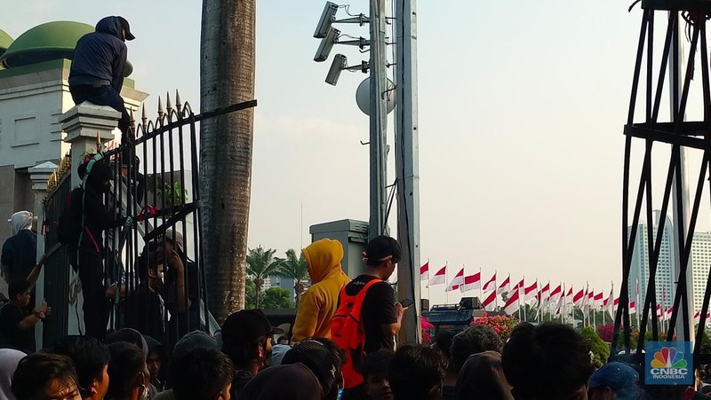 Gerbang belakang gedung DPR/MPR RI jebol oleh aksi massa, Kamis (22/8/2024). (CNBC Indonesia/Martya Rizky)
