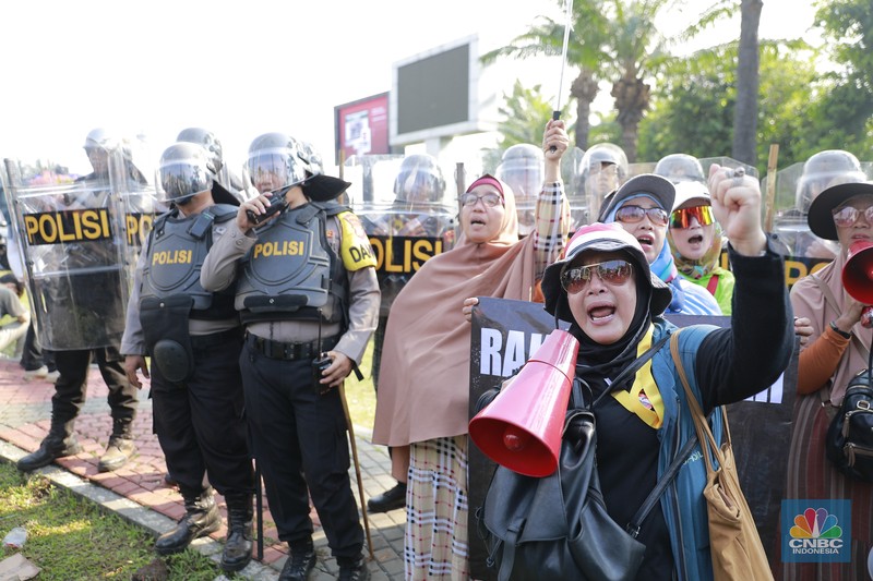 Gerbang belakang gedung DPR/MPR RI jebol oleh aksi massa, Kamis (22/8/2024). (CNBC Indonesia/Muhammad Sabki)