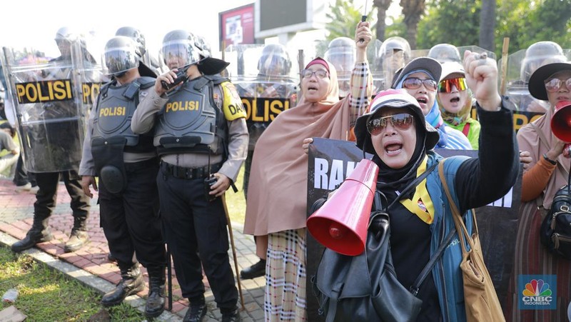 Gerbang belakang gedung DPR/MPR RI jebol oleh aksi massa, Kamis (22/8/2024). (CNBC Indonesia/Muhammad Sabki)