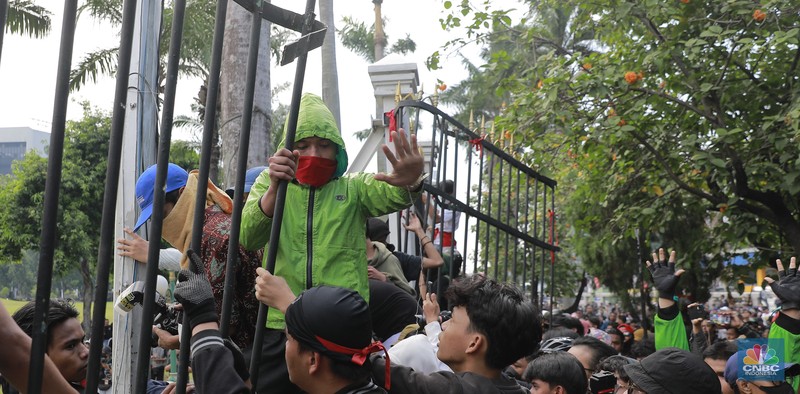 Gerbang belakang gedung DPR/MPR RI jebol oleh aksi massa, Kamis (22/8/2024). (CNBC Indonesia/Muhammad Sabki)