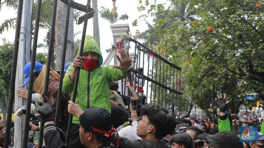 Gerbang belakang gedung DPR/MPR RI jebol oleh aksi massa, Kamis (22/8/2024). (CNBC Indonesia/Muhammad Sabki)