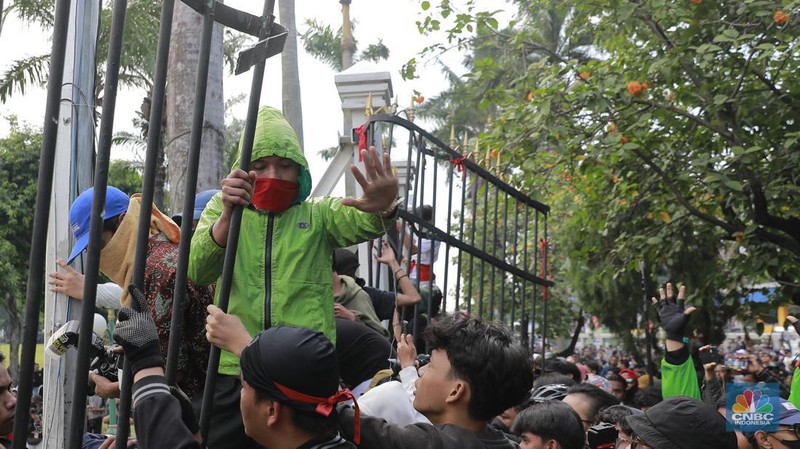 Gerbang belakang gedung DPR/MPR RI jebol oleh aksi massa, Kamis (22/8/2024). (CNBC Indonesia/Muhammad Sabki)
