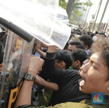 Foto Panas Demo DPR: Tak Cuma Anak Muda, Emak-Emak Juga 'Turun Gunung'