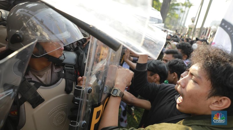Gerbang belakang gedung DPR/MPR RI jebol oleh aksi massa, Kamis (22/8/2024). (CNBC Indonesia/Muhammad Sabki)