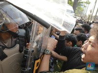 Foto Panas Demo DPR: Tak Cuma Anak Muda, Emak-Emak Juga 'Turun Gunung'
