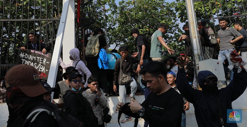 Gerbang belakang gedung DPR/MPR RI jebol oleh aksi massa, Kamis (22/8/2024). (CNBC Indonesia/Muhammad Sabki) Gerbang belakang gedung DPR/MPR RI jebol oleh aksi massa, Kamis (22/8/2024). (CNBC Indonesia/Muhammad Sabki)