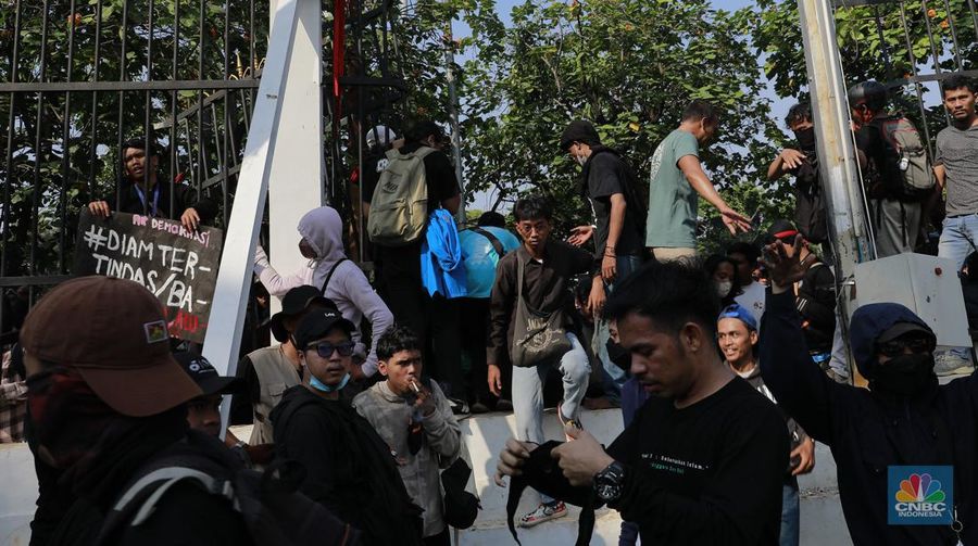 Gerbang belakang gedung DPR/MPR RI jebol oleh aksi massa, Kamis (22/8/2024). (CNBC Indonesia/Muhammad Sabki)