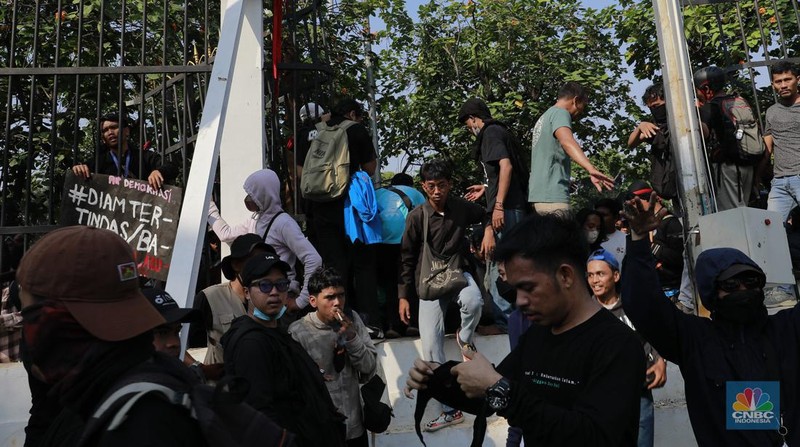 Gerbang belakang gedung DPR/MPR RI jebol oleh aksi massa, Kamis (22/8/2024). (CNBC Indonesia/Muhammad Sabki)