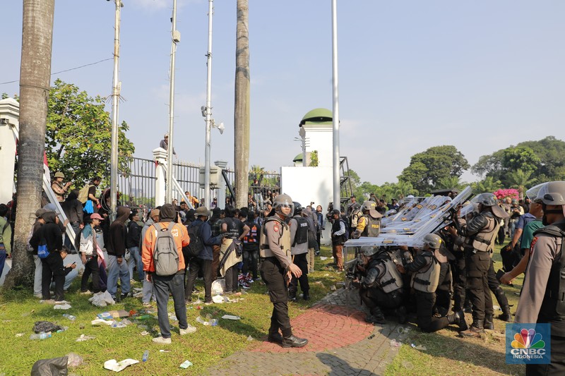 Gerbang belakang gedung DPR/MPR RI jebol oleh aksi massa, Kamis (22/8/2024). (CNBC Indonesia/Muhammad Sabki) Gerbang belakang gedung DPR/MPR RI jebol oleh aksi massa, Kamis (22/8/2024). (CNBC Indonesia/Muhammad Sabki)