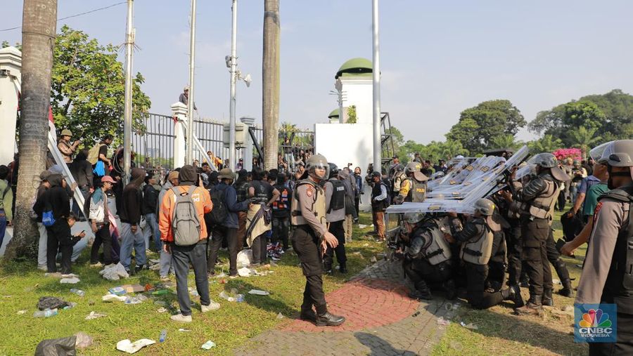 Gerbang belakang gedung DPR/MPR RI jebol oleh aksi massa, Kamis (22/8/2024). (CNBC Indonesia/Muhammad Sabki)