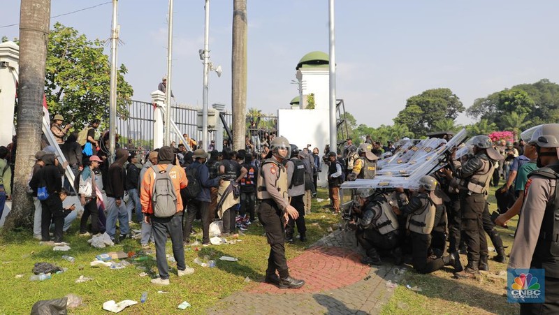 Gerbang belakang gedung DPR/MPR RI jebol oleh aksi massa, Kamis (22/8/2024). (CNBC Indonesia/Muhammad Sabki)