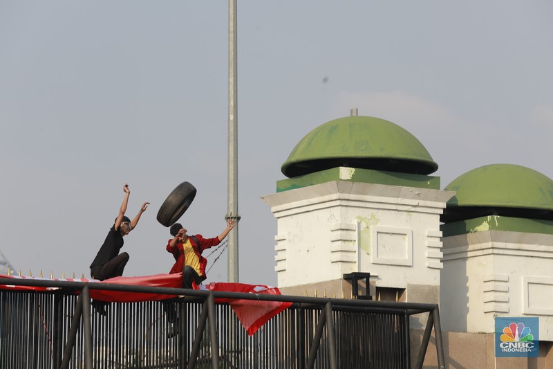 Gerbang belakang gedung DPR/MPR RI jebol oleh aksi massa, Kamis (22/8/2024). (CNBC Indonesia/Muhammad Sabki)