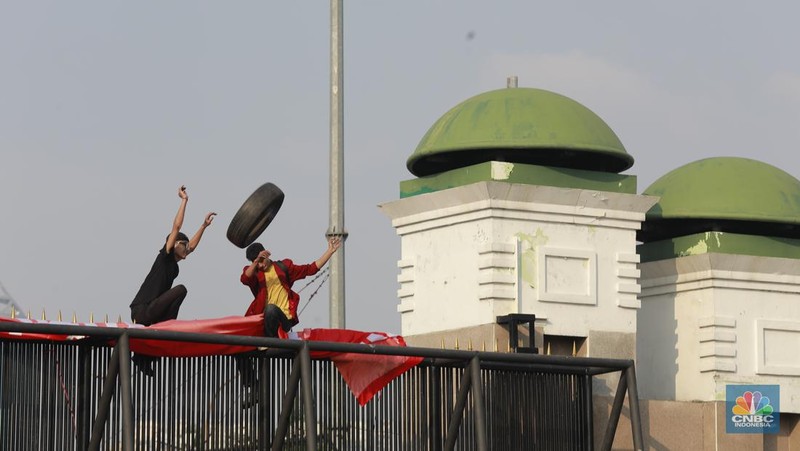 Gerbang belakang gedung DPR/MPR RI jebol oleh aksi massa, Kamis (22/8/2024). (CNBC Indonesia/Muhammad Sabki)