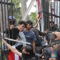 Demo Memanas, Gerbang Depan DPR Dijebol - Polisi Tembak Gas Air Mata