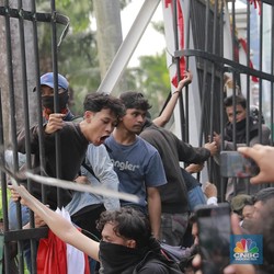 Demo Memanas, Gerbang Depan DPR Dijebol - Polisi Tembak Gas Air Mata