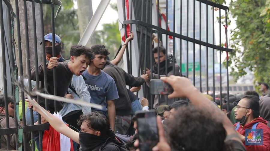 Gerbang belakang gedung DPR/MPR RI jebol oleh aksi massa, Kamis (22/8/2024). (CNBC Indonesia/Muhammad Sabki)