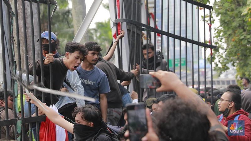 Gerbang belakang gedung DPR/MPR RI jebol oleh aksi massa, Kamis (22/8/2024). (CNBC Indonesia/Muhammad Sabki)