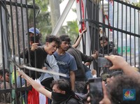 Demo Memanas, Gerbang Depan DPR Dijebol - Polisi Tembak Gas Air Mata