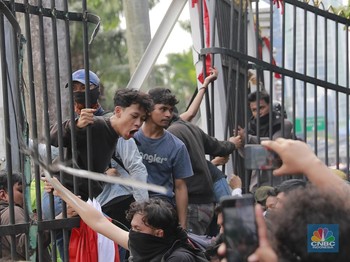 Demo Memanas, Gerbang Depan DPR Dijebol - Polisi Tembak Gas Air Mata