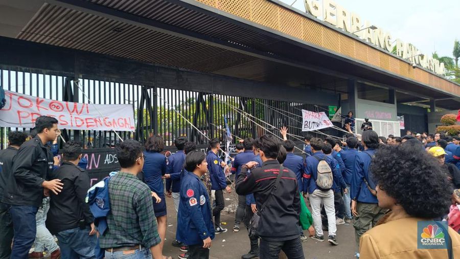 Gerbang belakang gedung DPR/MPR RI jebol oleh aksi massa. (CNBC Indonesia/Rosseno Aji)