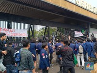 Demo Makin Memanas, Gerbang Belakang Gedung DPR Jebol
